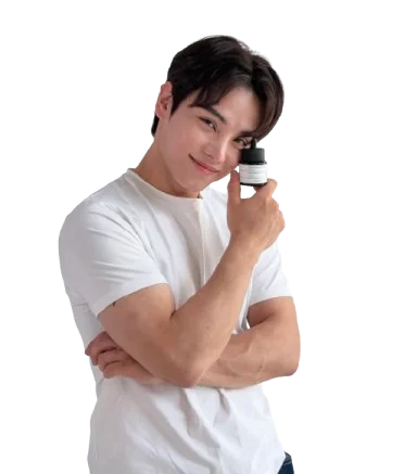 Modèle avec produit de beauté coréen